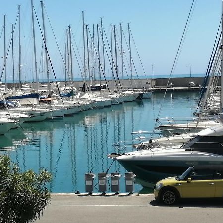 Joli studio bord de mer, clim, balcon, parking privé Menton Extérieur photo