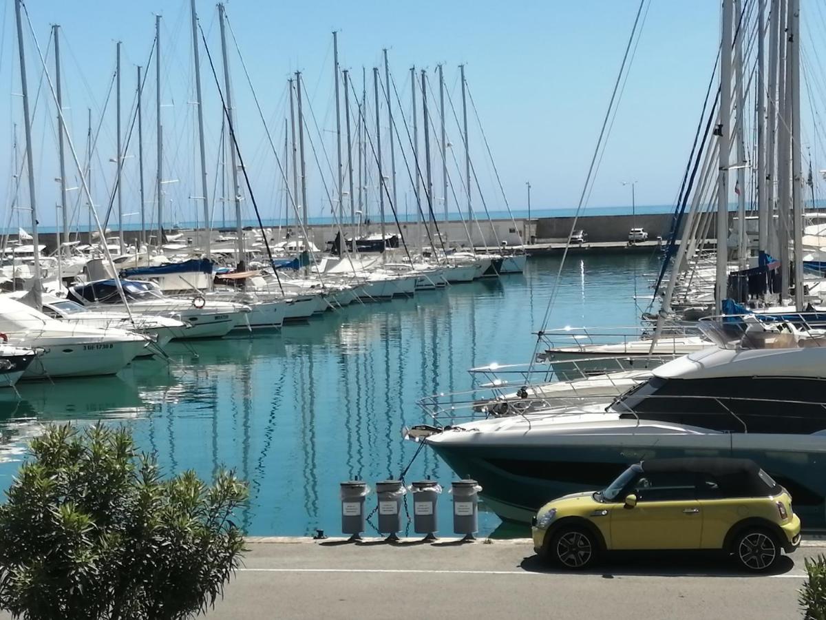 Joli studio bord de mer, clim, balcon, parking privé Menton Extérieur photo